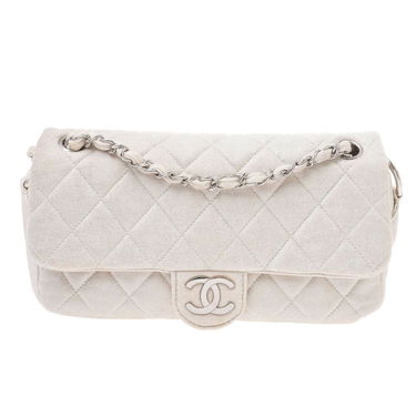A WHITE MATRASSE LADIES CHANEL BAG.