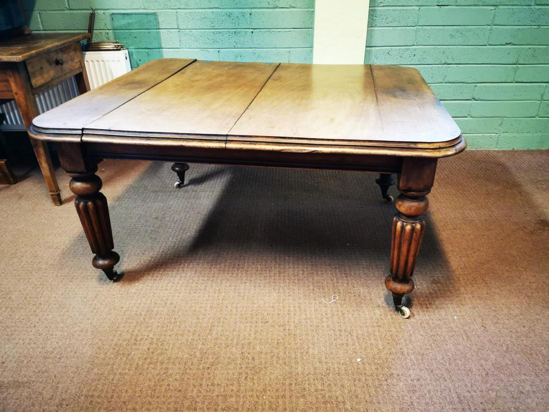Victorian mahogany dining room table.: Victorian mahogany dining room table on reeded legs for restoration {72 cm H x 138 cm L x 115 cm W}.
