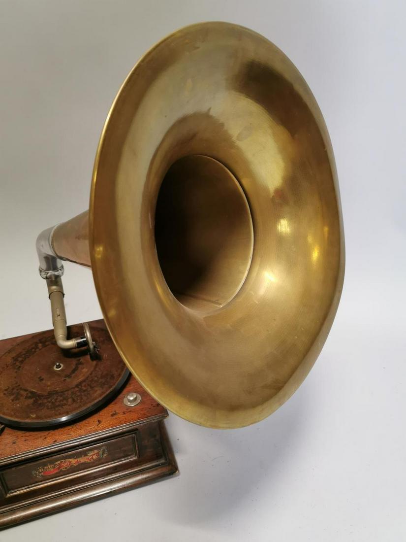 Victory gramophone in oak case with brass horn (1 of 3)
