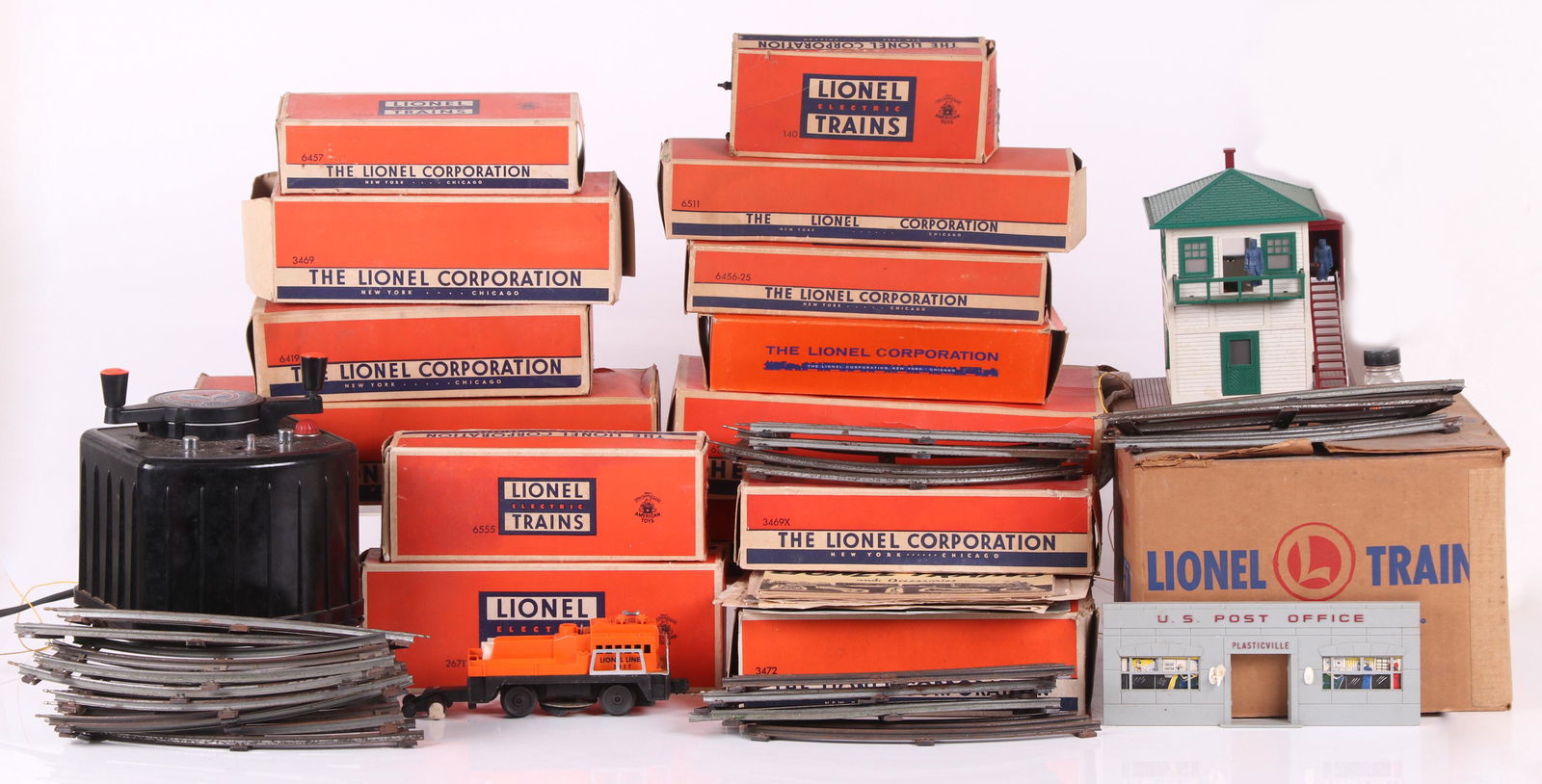 Postwar Lionel Trains and Accessories (1 of 19)