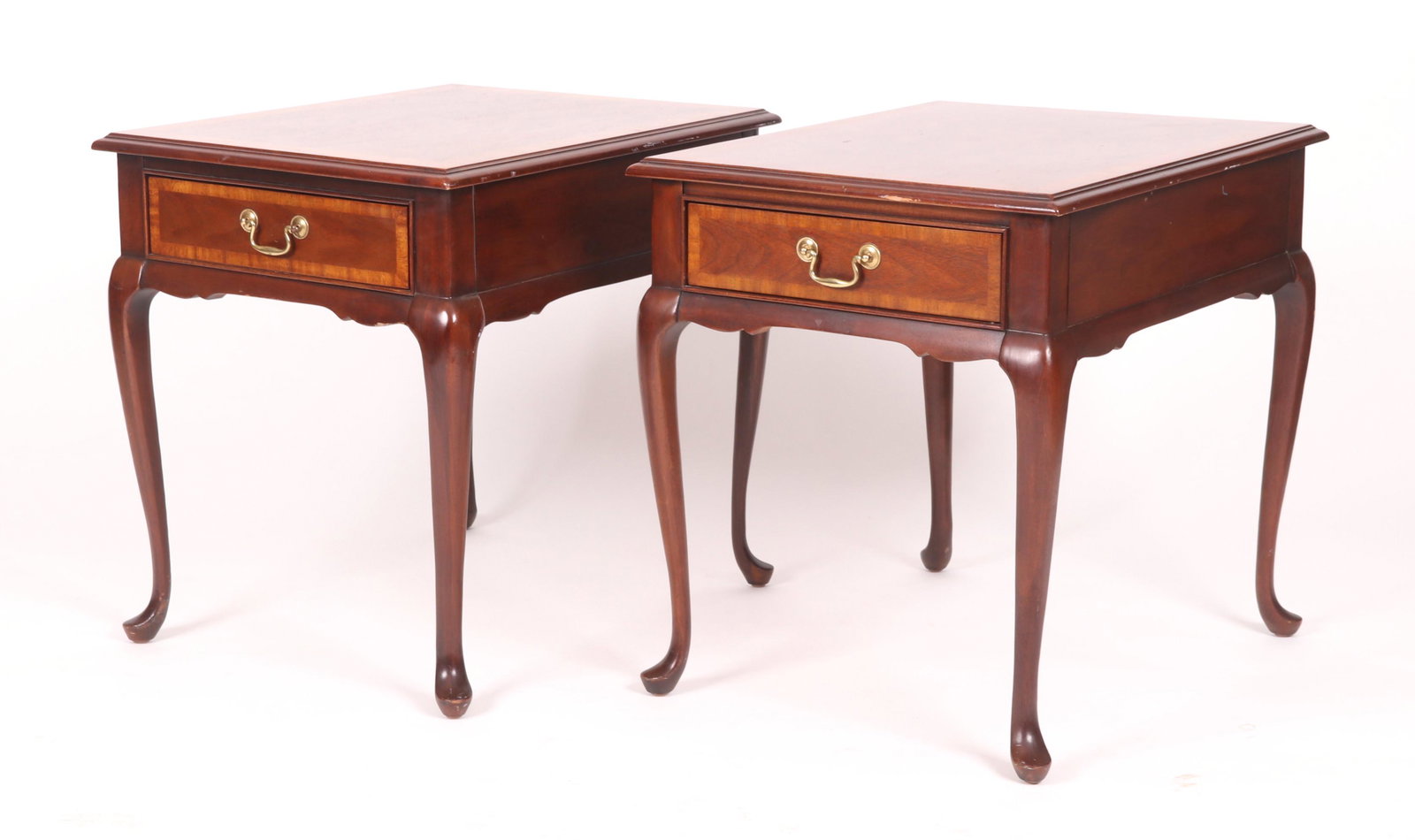 A Pair of Queen Anne Style Nightstands (1 of 9)