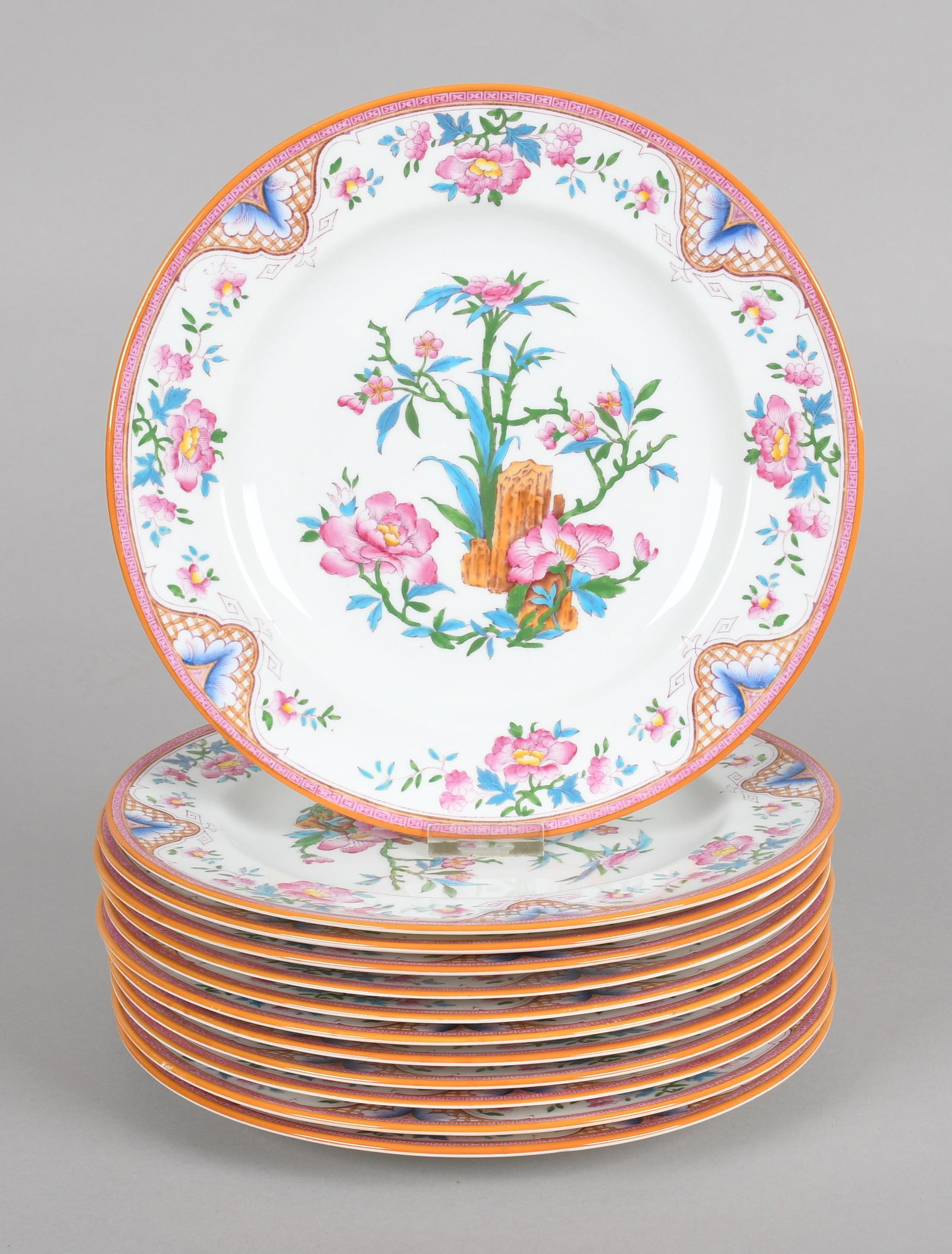 A Set of 12 Wedgwood Dinner Plates (1 of 6)