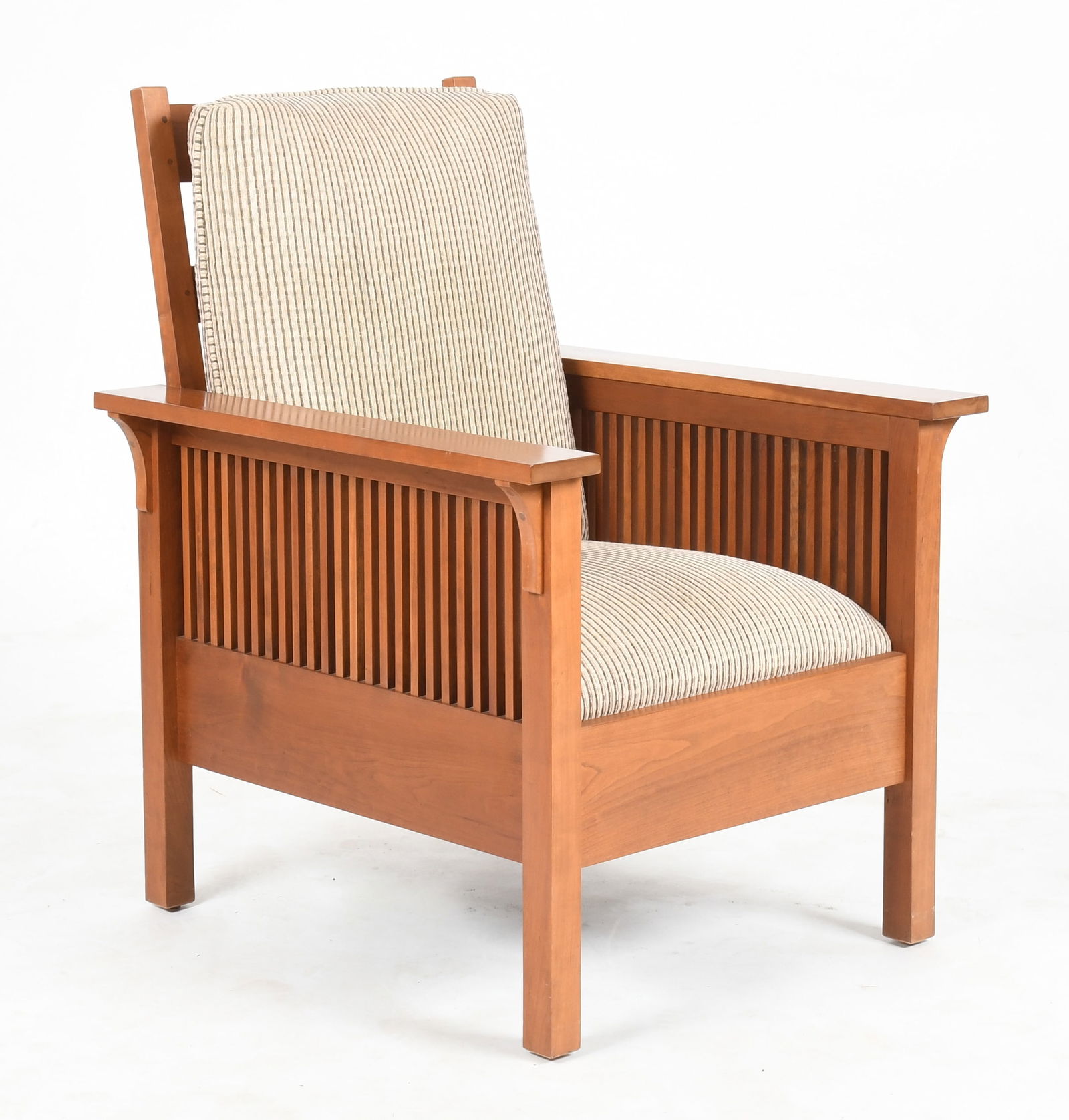 Stickley Arts and Crafts Style Cherry 'Compact Spindle Morris' Chair, Modern (1 of 9)