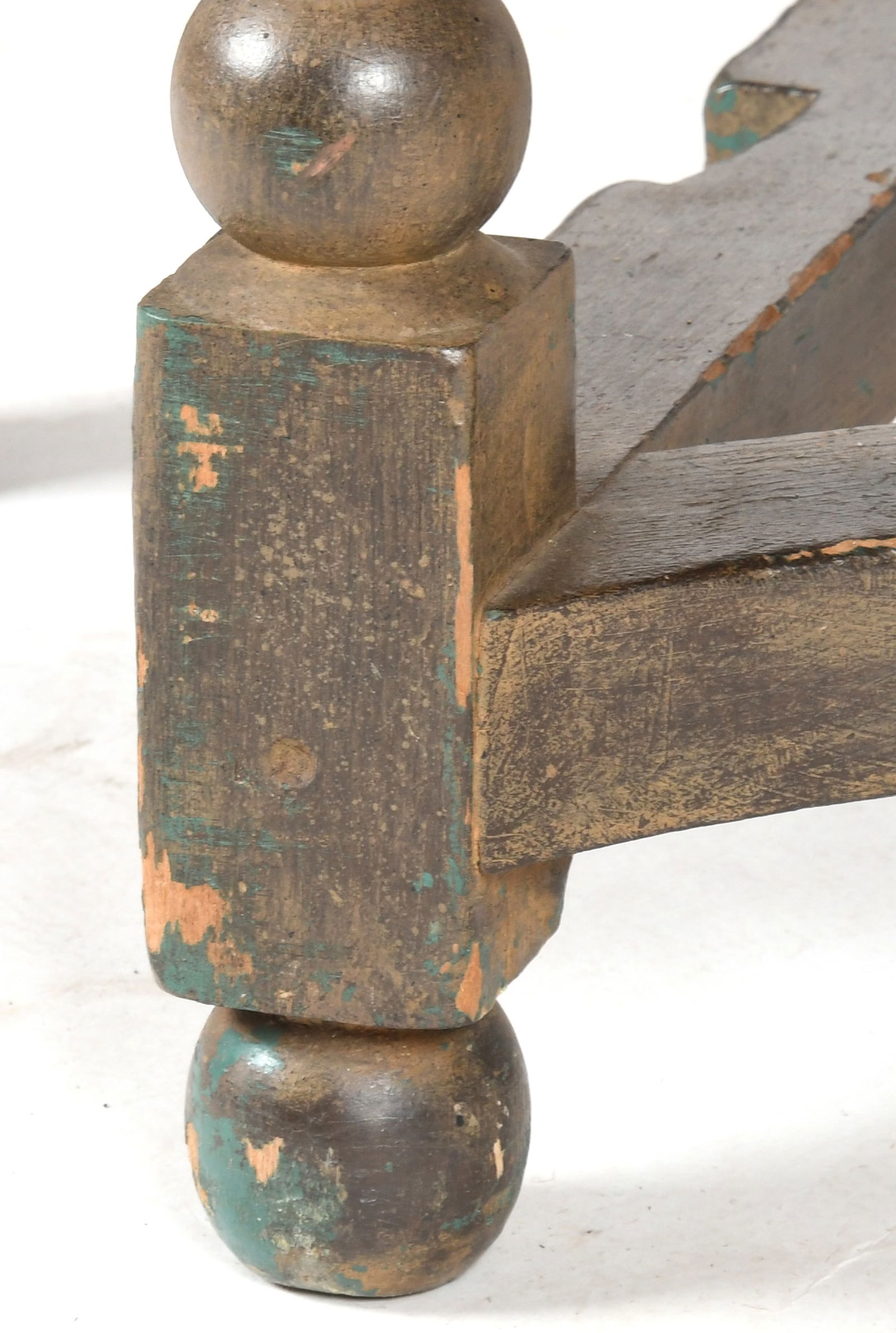 A Large Circular Oak Dining Table - 5