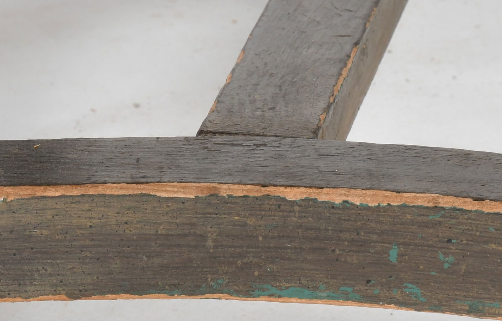 A Large Circular Oak Dining Table - 6