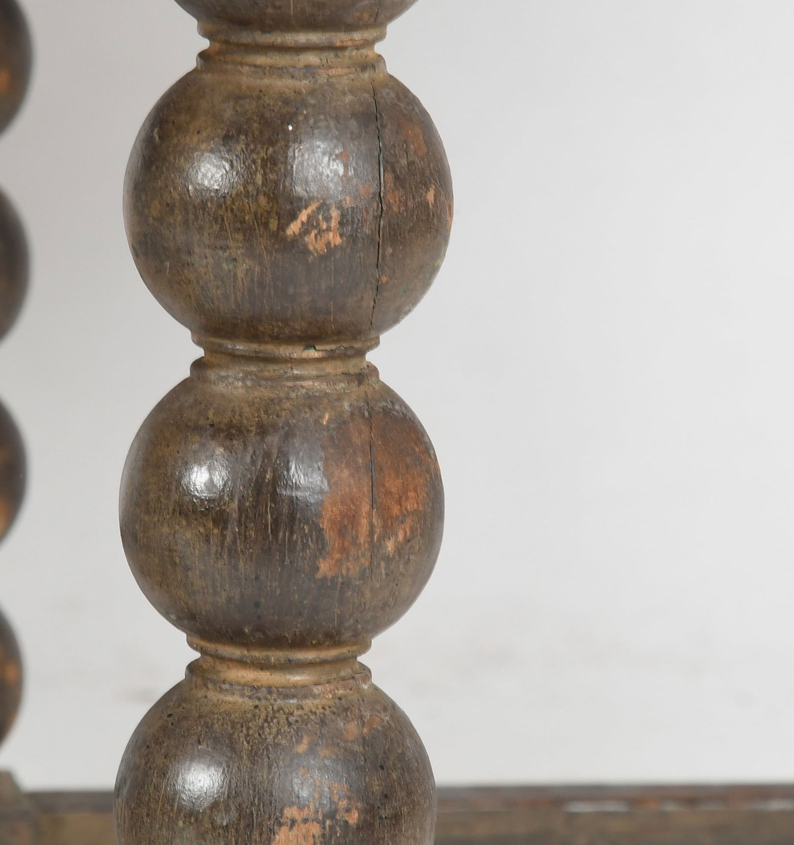 A Large Circular Oak Dining Table - 7