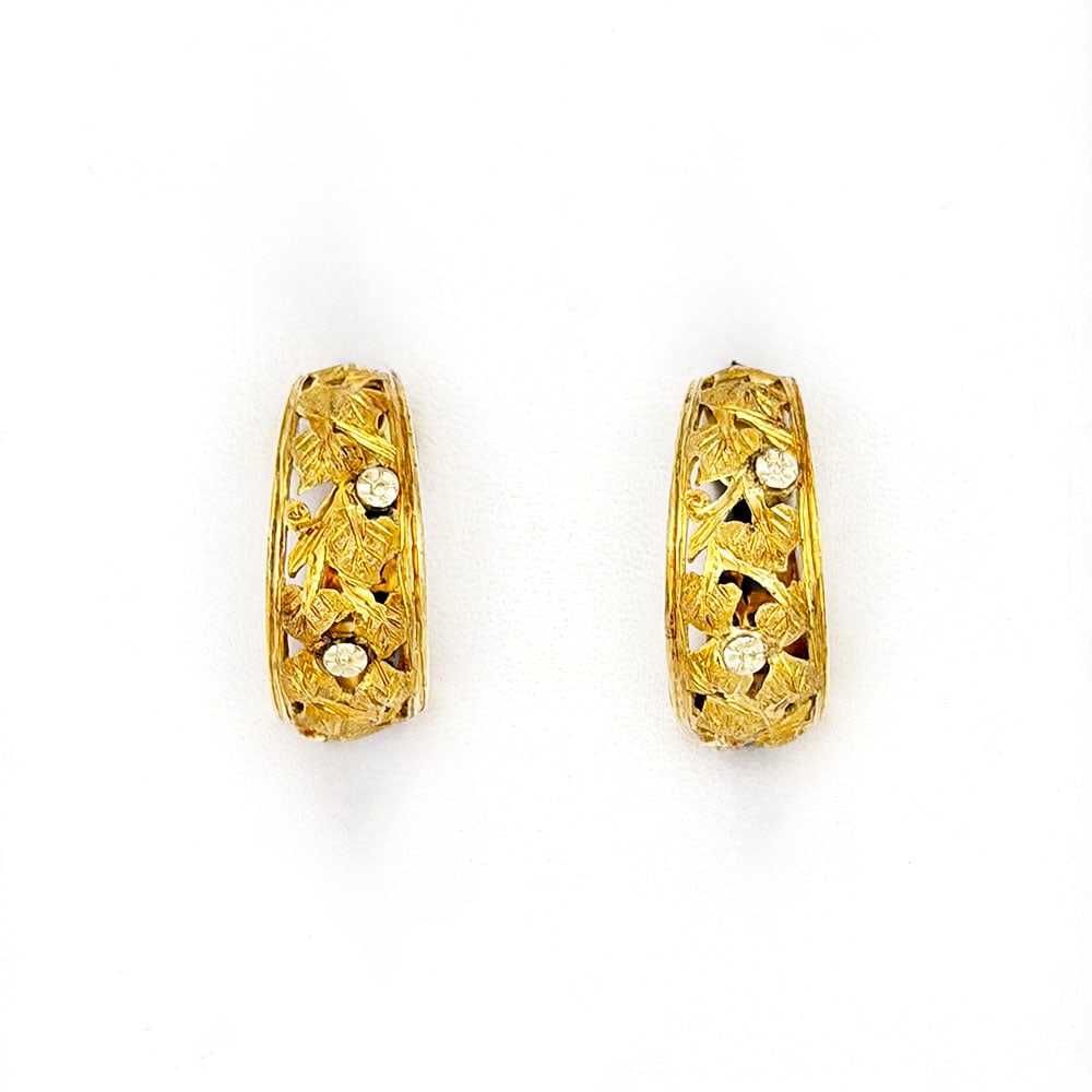 18K Yellow and White Gold Floral Hoop Earrings: 18K Yellow and White Gold Floral Hoop Earrings 18K Yellow gold pierced earrings made of yellow gold with white gold flowers. Dimensions: The earrings weigh 5.3dwt and mea