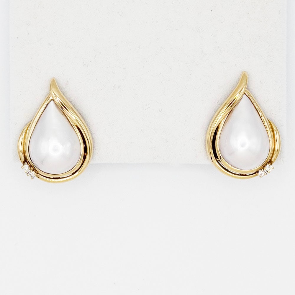 14K Yellow Gold Mabe Pearl and Diamond Earrings: 14K Yellow Gold Mabe Pearl and Diamond Earrings 14K Yellow gold pierced earrings with a pear shape Mabe pearls and two small diamonds set at the bottom. Dimensions: The e
