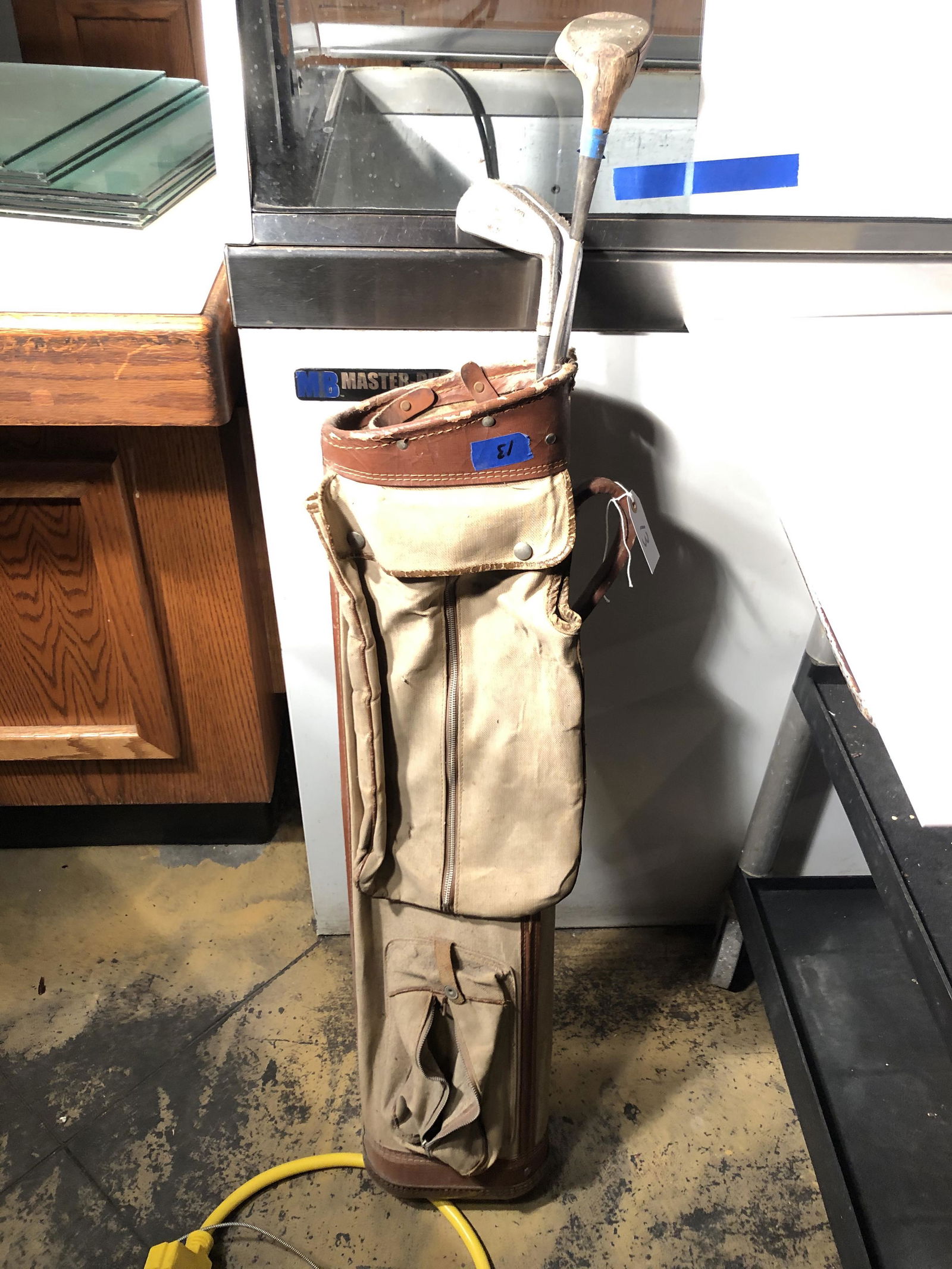 golf: golf bag vintage with 3 clubs one with wooden shaft