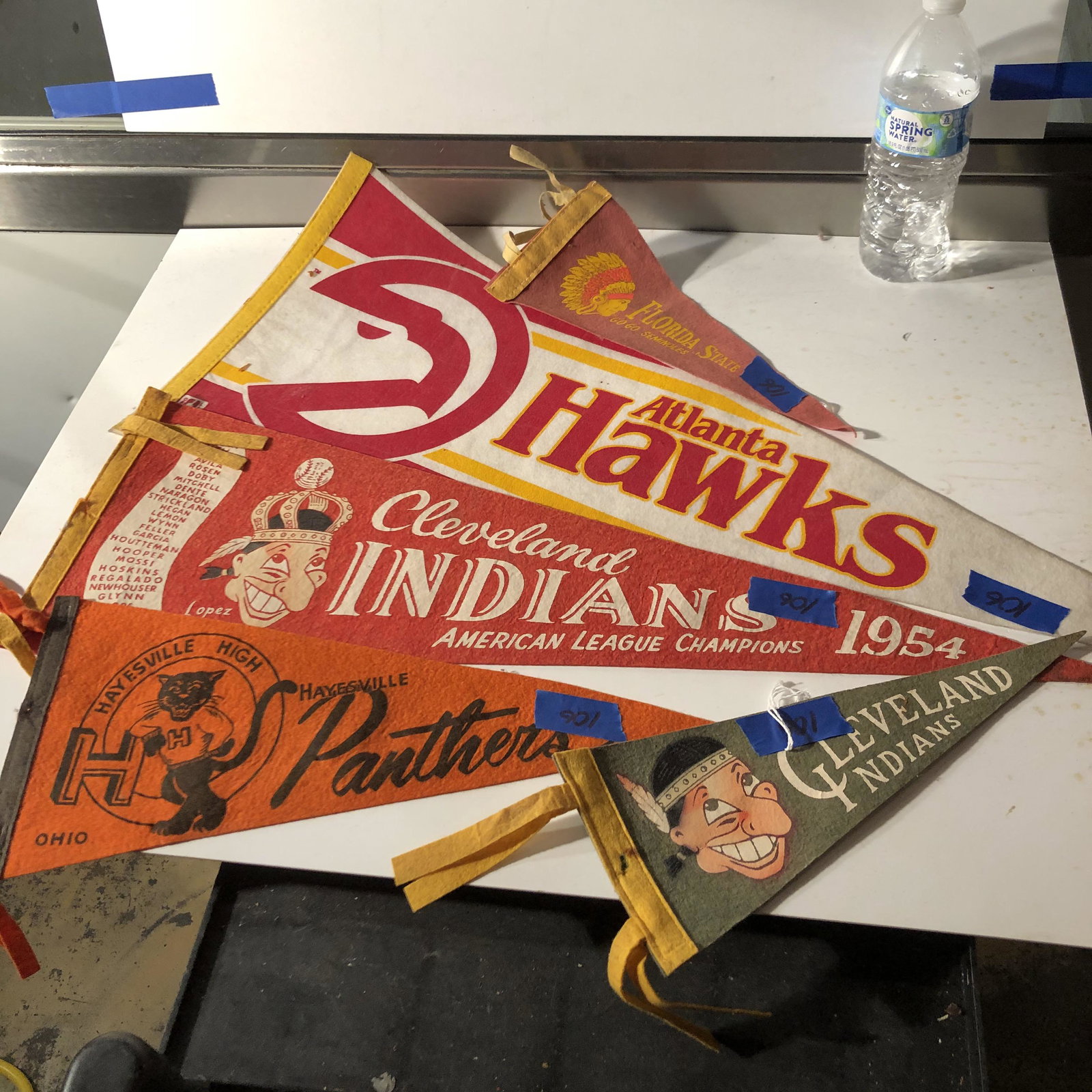 memorabilia: lot of 5 sports pennants
