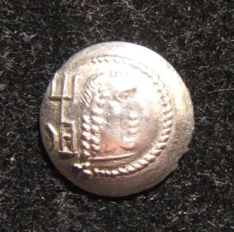 Ancient Arabia Felix Himyarite Amdan Bayyin Quinarius: Arabia Felix (Sabaeans and Himyarites) > Amdan Bayyin: Quinarius (15mm, 1.75g); concave coin with head facing right in beaded circle + trident with monogram below & crescent, behind / legend round sma
