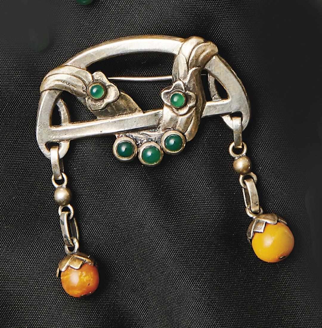 Jensen, Georg—Brosche: Jensen, Georg—Brooch (Radvad 1866-1935 ebd.) Silver, agate and amber. Makers mark of 1908-1914. H. 5,5 cm, 14 g.
