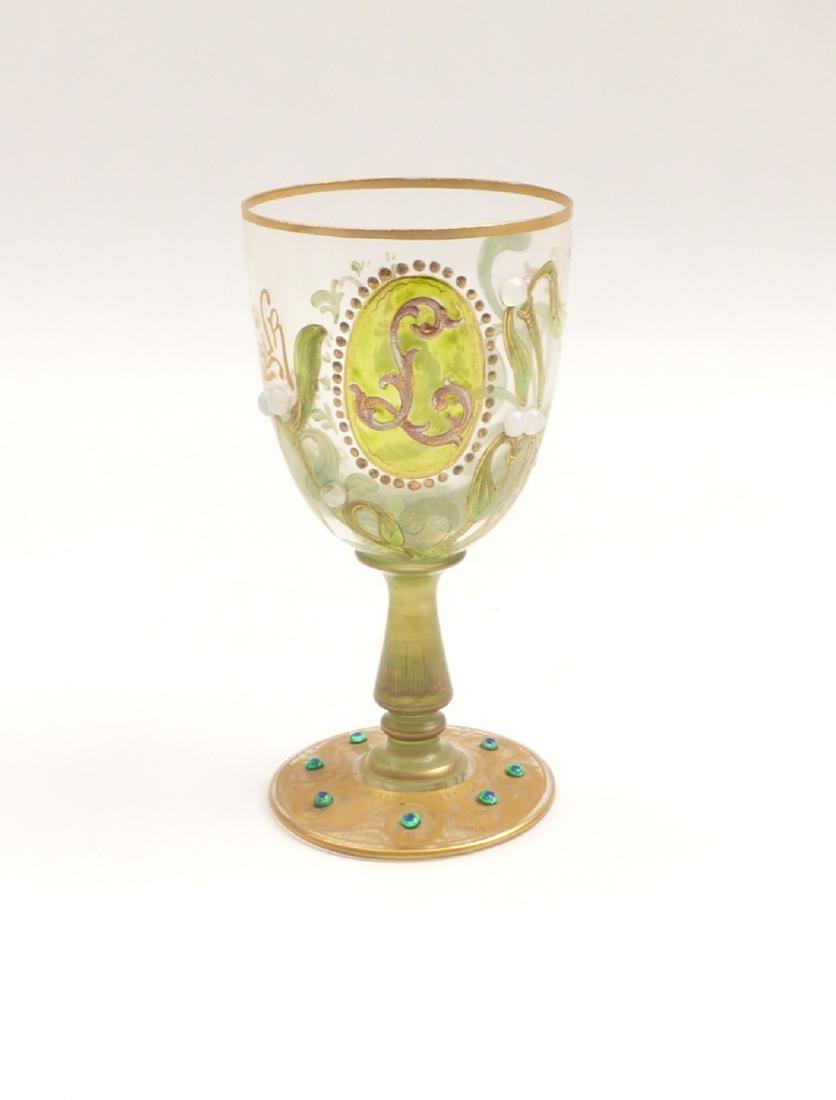 Pokalglas—Frankreich, um 1909: Goblet ''Porte Bonheur''—France, circa 1909 Colorless glass, painting in colored and transparent enamel and gold. Signed ''E. Muller'', dedication ''A Louise Machat / Fait à / St. Ouen / le / 17 ao