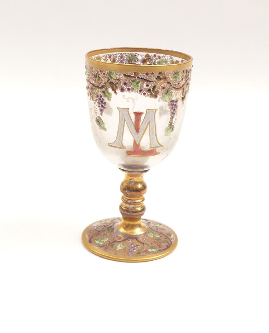 Pokalglas—Frankreich, um 1910: Goblet ''A Notre Bon Copain''—France, circa 1910 Colorless glass, painting in opaque enamel colors and gold. Signed ''E. Muller'', dated ''Le 5 Novembre 1910''. H. 14,5 cm.