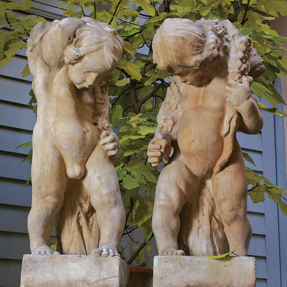Paar lebensgroße Putten als Girlandenträger—Wien, um: A pair large putti with garlands—Vienna, cirac 1900 In the manner of Michael Powolny or Carl Klimt. Ceramic. H. 100 cm. - One garland with fire crack. - From a villa in the Wachau.