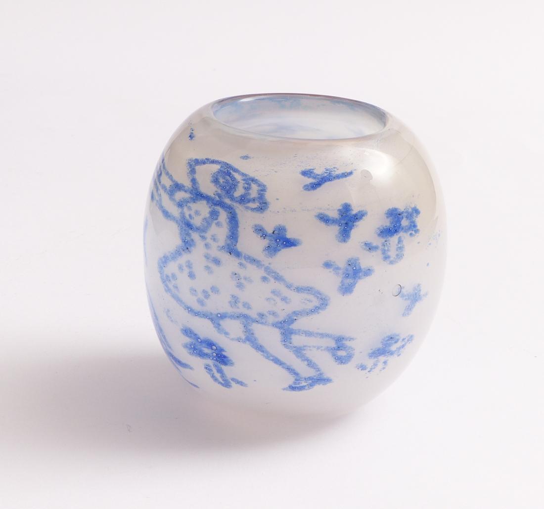 Nurminen, Kerttu—Vase mit auf Blumenwiese tanzendem (1 of 2)