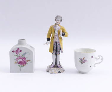 Drei Teile Porzellan â€” 18./19. Jh.: Three pieces of porcelain â€” 18th/19th century Tea caddy with flower decoration; h. 10,8 cm; missing cover, craquelures. Cup with ornamental relief and coloured flower and insect painting;