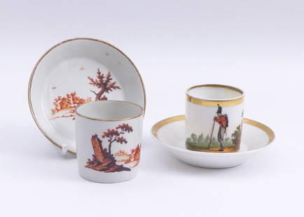 Zwei Biedermeiertassen mit Untertassen â€” 19. Jh.: Two Biedermeier Cups with Saucers / â€” 19th century / Cylindrical forms, one with a landscape in iron red, the other with a coloured depiction of soldiers. Porcelain. H. circa 6 cm. - One