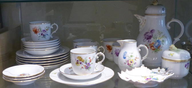 Kaffee-Service fÃ¼r sechs Personen mit Blumendekor â€”: Coffee Service for six People with Flower Decoration / â€” Hoechst, 20th century / Pear-shaped coffee pot with lid (h. 22.5 cm), belly-shaped cream pot with rocaille handle (h. 10.5 cm), sugar