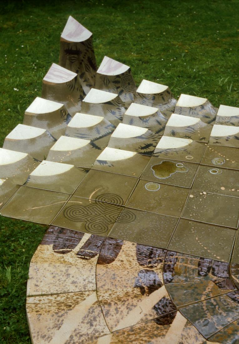 Schmoelders, Wolfgang, ''Es tagt ueber dem Glaesernen: Schmoelders, Wolfgang : ''Es tagt ueber dem Glaesernen Berg'' (born 1945) Walk-on floor sculpture consisting of 90 parts. Ceramics. 60 x 350 x 250 cm. - The installation has already been shown at seve