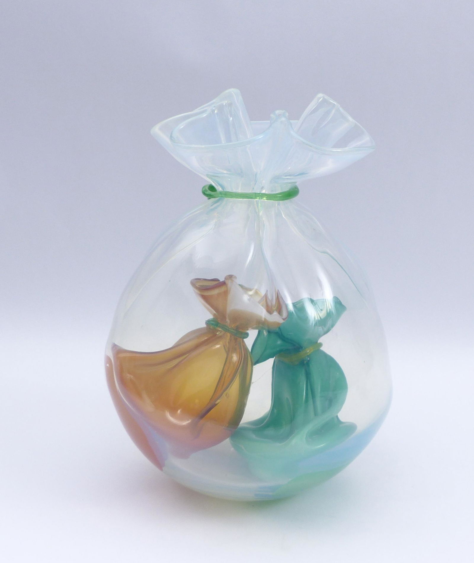 Littleton, John/ Vogel, Kate, Glasobjekt ''Bagged: Littleton, John/Bird, Kate â€” Glass object ''Bagged bags'' (born 1957 and 1956) Belly corpus in the form of a bag with a four-pass mouth, inside two glass objects in the form of a bag. Colourles