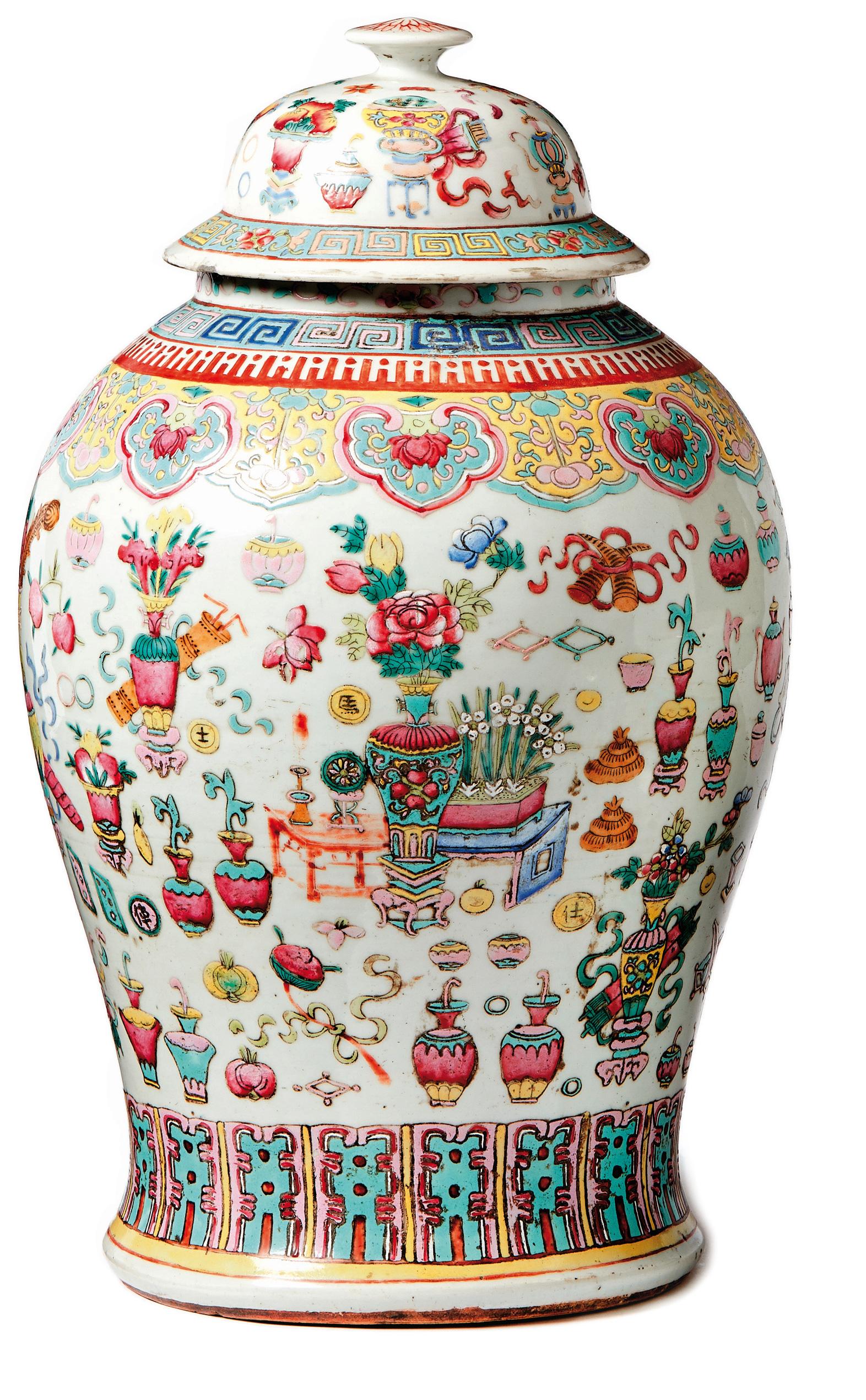 Grosse Deckelvase mit ''100 Kostbarkeiten'', China,: Large cover vase with ''100 valuables : China, Qing Dynasty, Tongzhi Period - around 1870/80 Baluster shape, the vaulted cover with disc knob; the walls are decorated with symbols, emblems and blossom