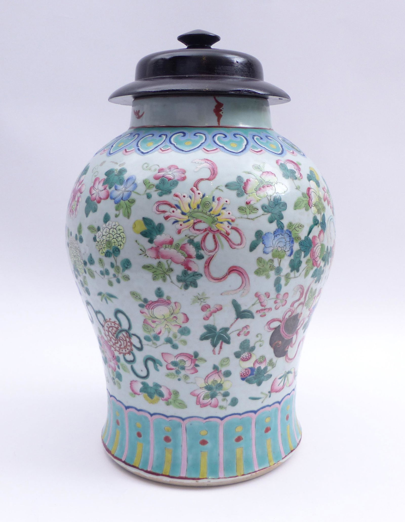 'Famille rose''-Deckelvase mit Glueckssymbolen, China, (1 of 4)