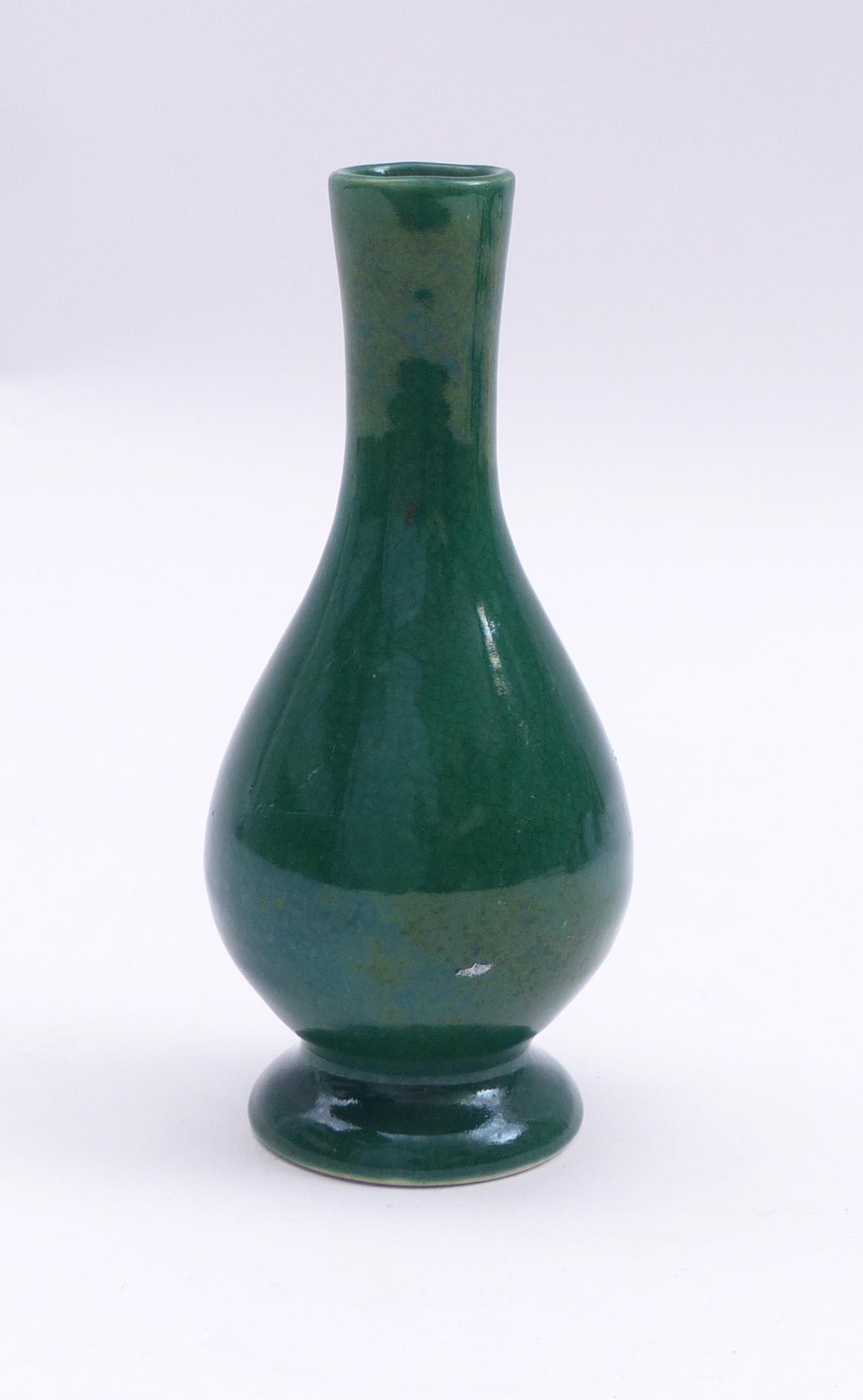 Kleine Vase mit gruener Monochromglasur, China (1 of 3)