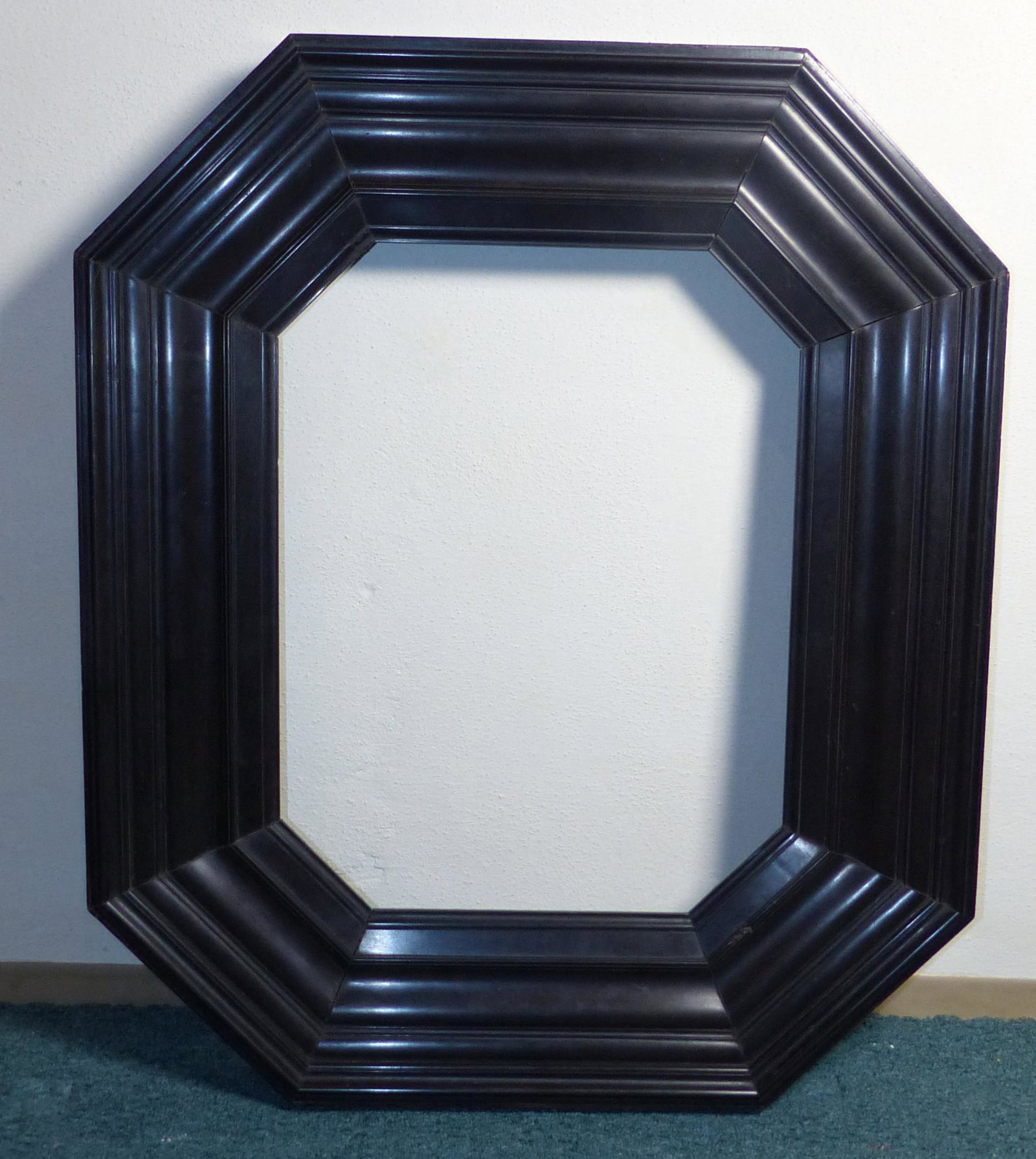 Hollaendischer Achteckrahmen, 19. Jh.: Dutch octagonal frame : 19th c. Top, fillet and applied mouldings. Oak veneered and ebonized. Light size 48 x 36 cm; outer size 76 x 62.5 cm. // Hollaendischer Achteckrahmen : 19. Jh. : Platte, Hohlke