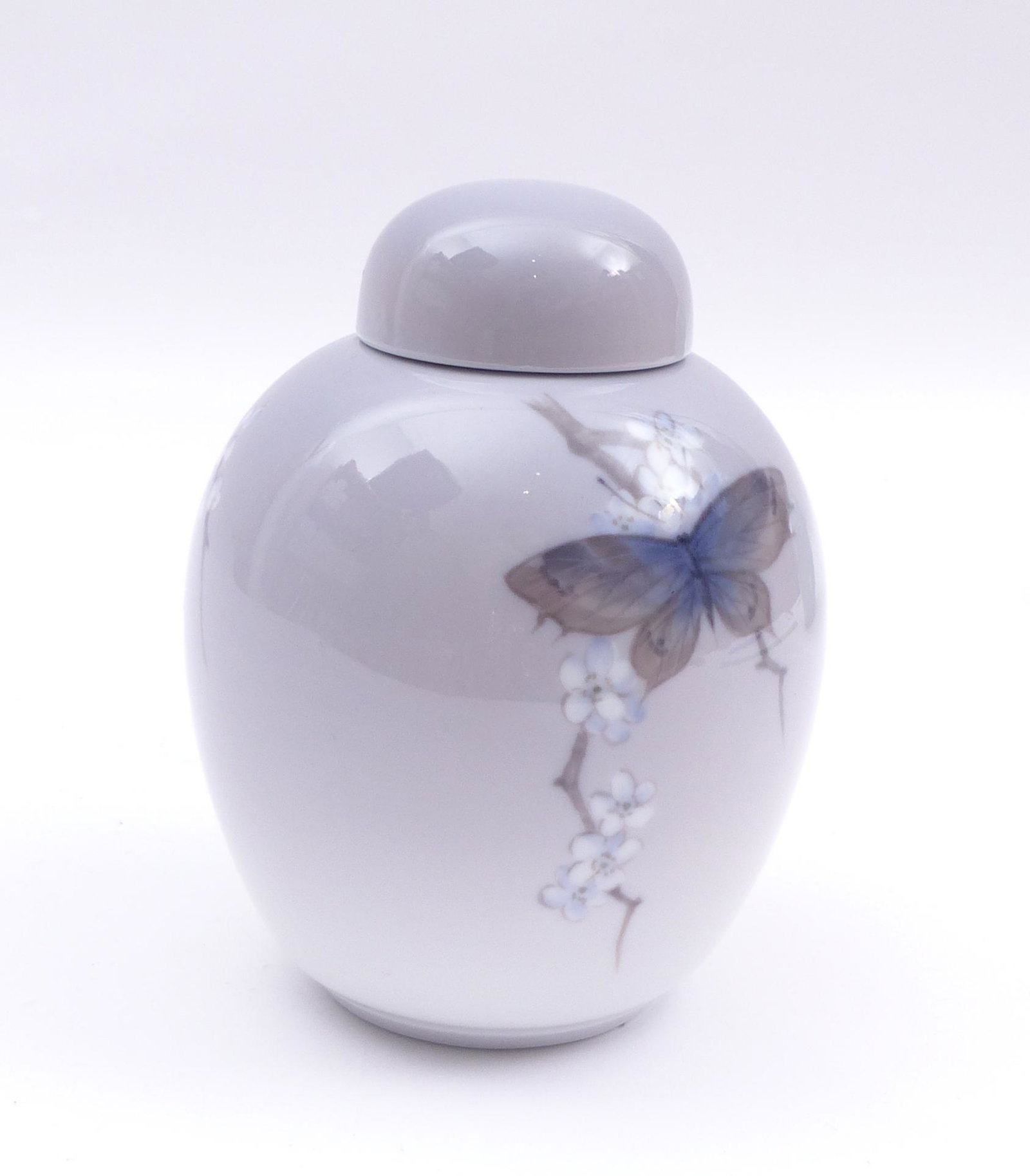 Kleines Deckelgefaess mit Bluetenzweigen : Royal Copenhagen, M. 20. Jh. (1 of 3)