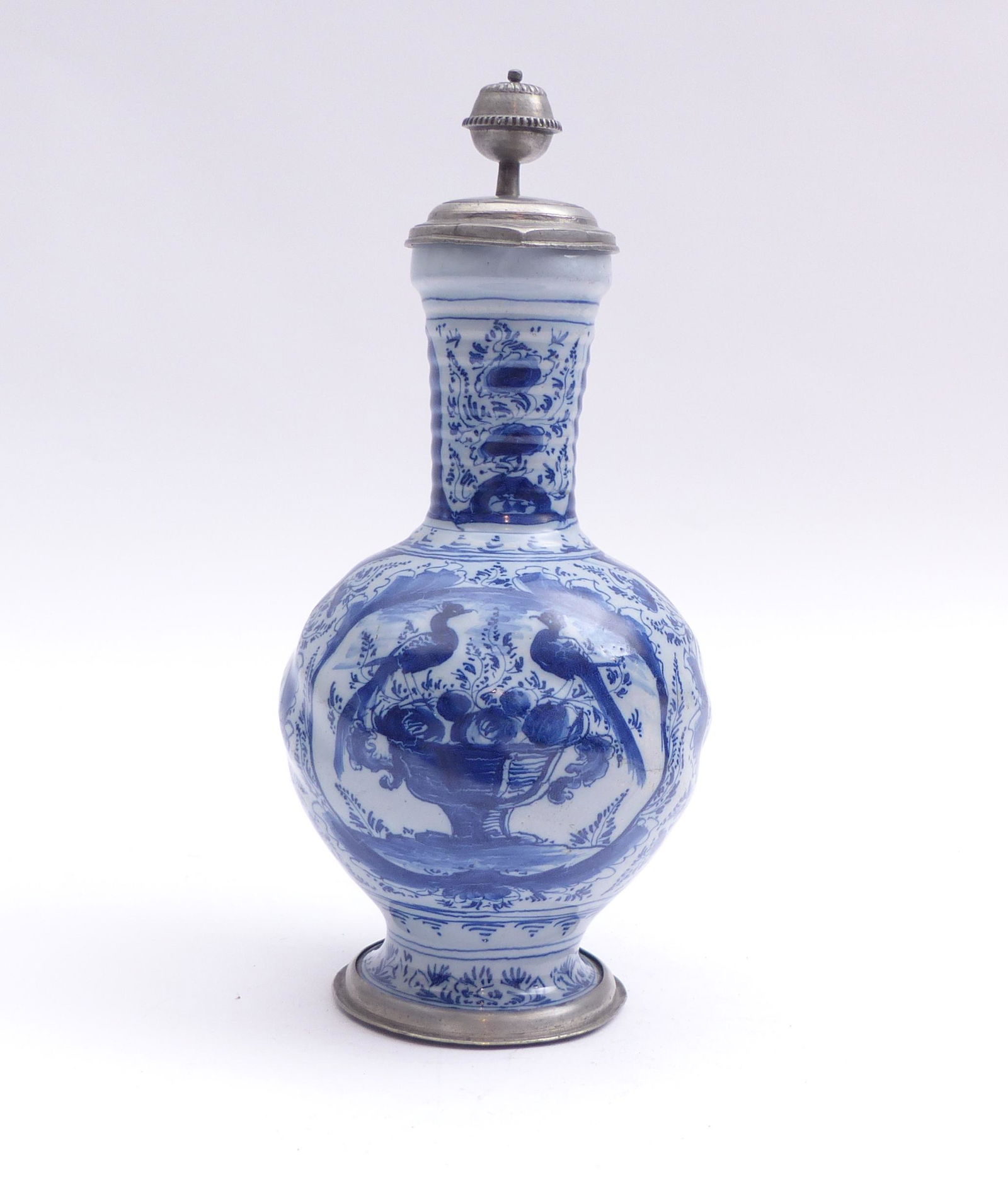 Enghalskrug mit Fruechtekorb-Vogel-Motiv : Nuernberg, 18. Jh. (1 of 3)