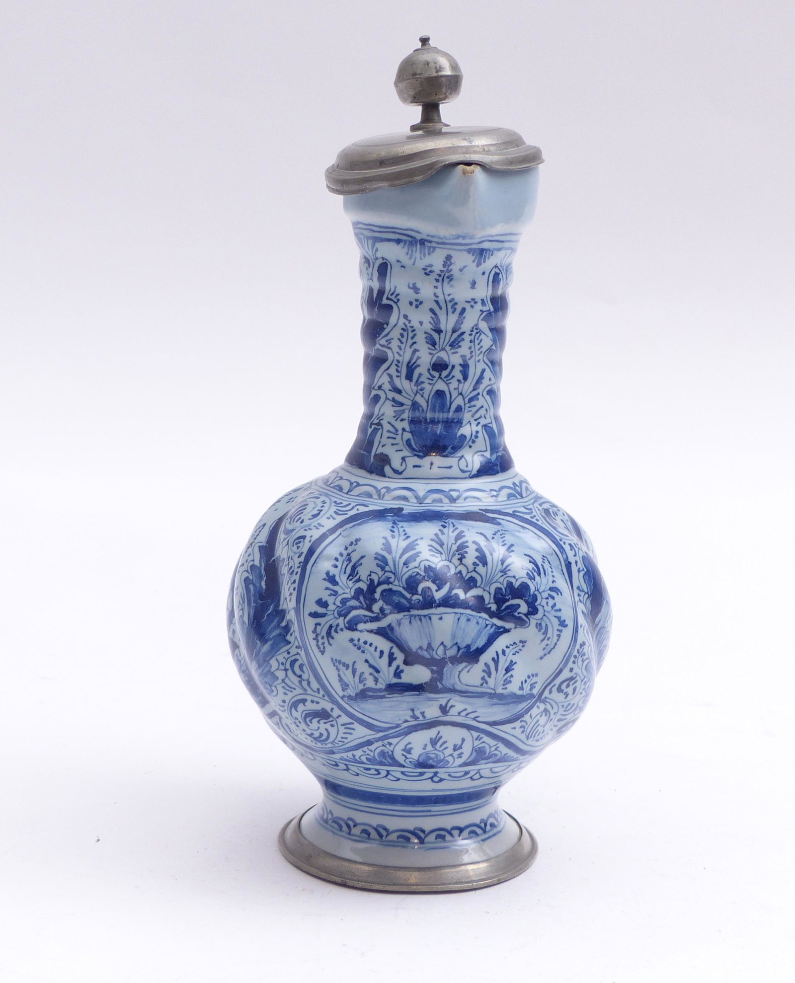 Kleiner Enghalskrug mit Fruechtekorb-Motiv : Nuernberg, um 1720-60 (1 of 4)