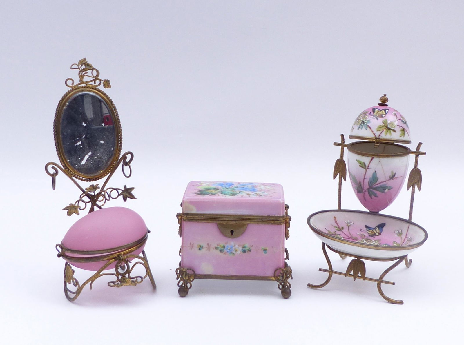 Eine Zuckerdose und zwei Dosen in Eiform : E. 19. Jh. : (1 of 5)