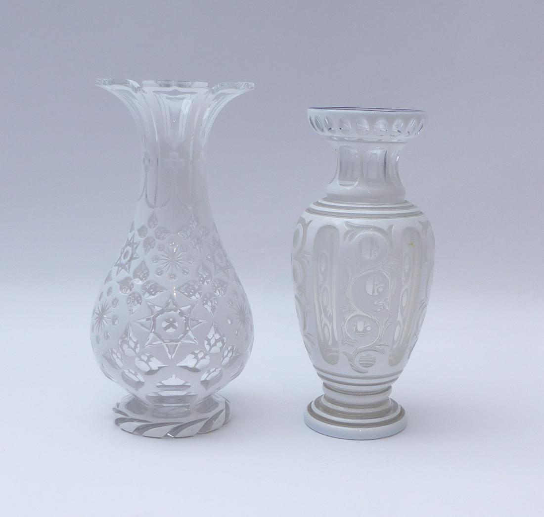 Zwei Vasen mit weissem Emaildekor : Boehmen, 20. Jh. : (1 of 2)