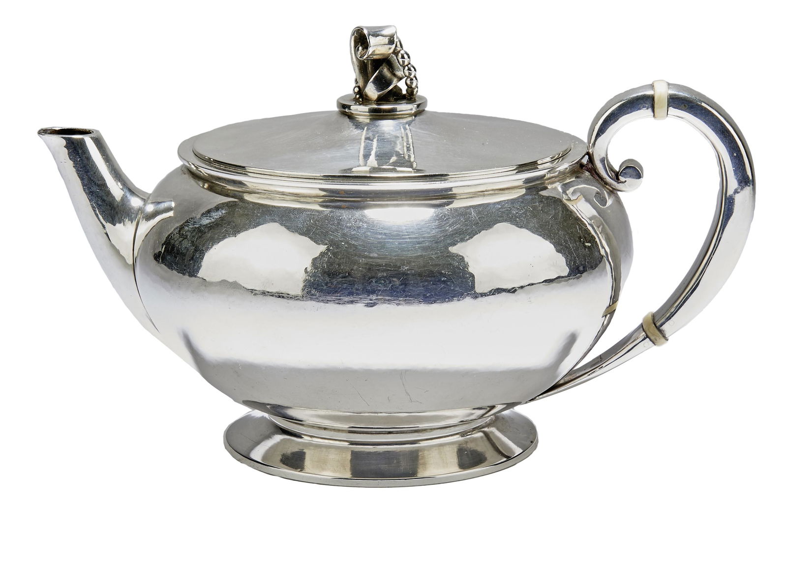 Nielsen, Evald : Art-Deco-Teekanne: Nielsen, Evald : Danish Silver Art Deco Teapot (Stubbek D.bing 1879-1958 Copenhagen) designed and manufactured by Evald Nielsen, Copenhagen 1933. Bellied form over a round stand with a short tubular s