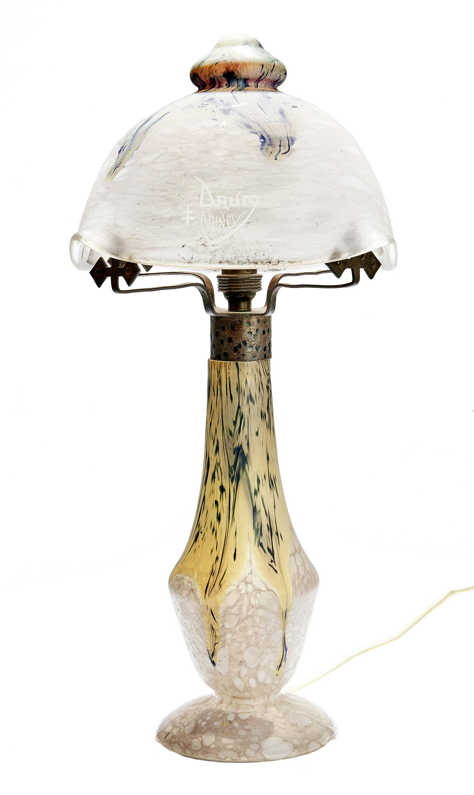 Tischlampe : Daum FrÃ¨res, Nancy - um 1900 :: Table lamp : Daum FrÃ¨res, Nancy - around 1900 Frosted etched glass with white, pink, yellowish and blue powder fusions. On the lampshade engraved signature ''DAUM NANCY'' and Lorraine cross. Wrough