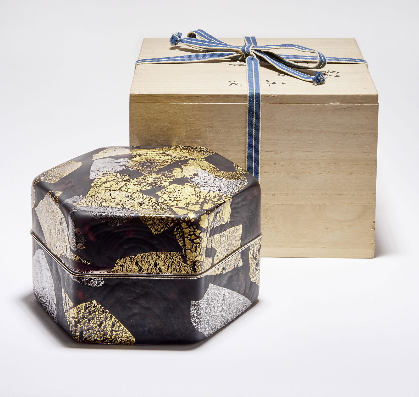 Fujita, Kyohei: Grosse Deckeldose (Kazaribako) mit Dekor ''Alte Stadt'' in originaler Holzschatulle (1 of 1)