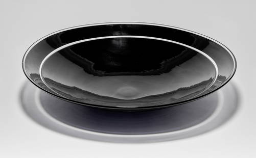 Vistosi, Luciano: Grosse Schale ''Faliera'': Vistosi, Luciano - Large ''Faliera'' bowl (Murano 1931-2010 Venice) For Vetreria Vistosi, Murano - 20th century. Round, deeply moulded form of black and colourless flashed glass, body and rim fused to