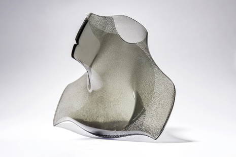 Vistosi, Luciano: Glasskulptur: Vistosi, Luciano - Glass sculpture (Murano 1931-2010 Venice) Blown in free abstract form, smoky grey glass with fine mat-cut notches. Signed and dated on the side. ''Luciano Vistosi 1978-1981''. Appro