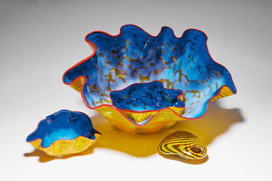 Chihuly, Dale: Vierteiliges Schalenobjekt ''French Ultramarine Macchia with Scarlet Lip Wraps and