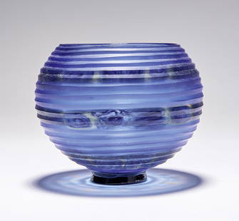 Tsuchida, Yasuhiko: Kugelvase: Tsuchida, Yasuhiko - Spherical vase (born 1969 in Osaka, working in Murano) Three-quarter spherical over an attached round foot. Colourless glass, overlaid in blue and with three blue murrine bands on