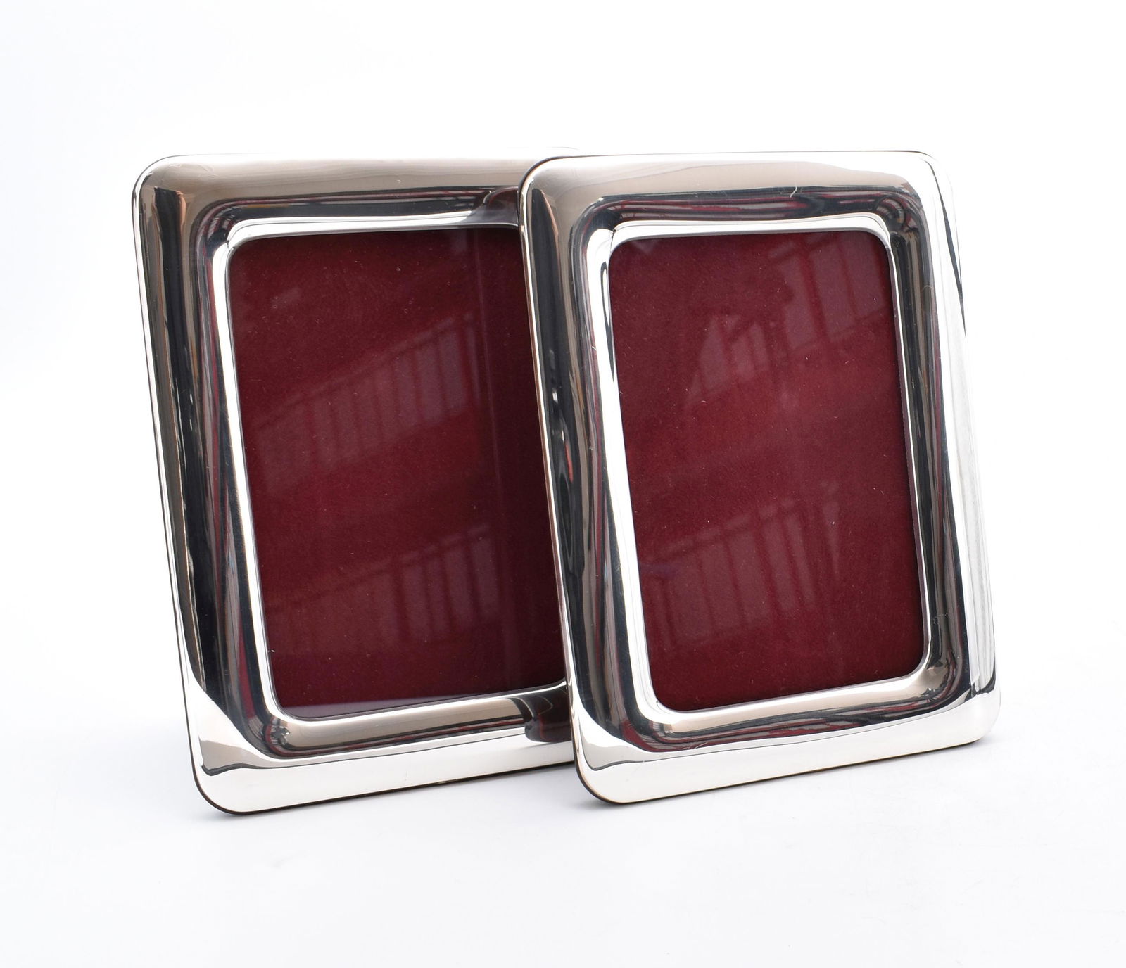 Zwei Photorahmen, Italien, 20. Jh.: Two photo frames - Italy, 20th century. Rectangular with smooth, rounded edges. Silver. Provincial stamp Padua with maker ''93'' and fineness ''925'' on the rim. Picture dimensions 10 x 15 cm. // Zwei