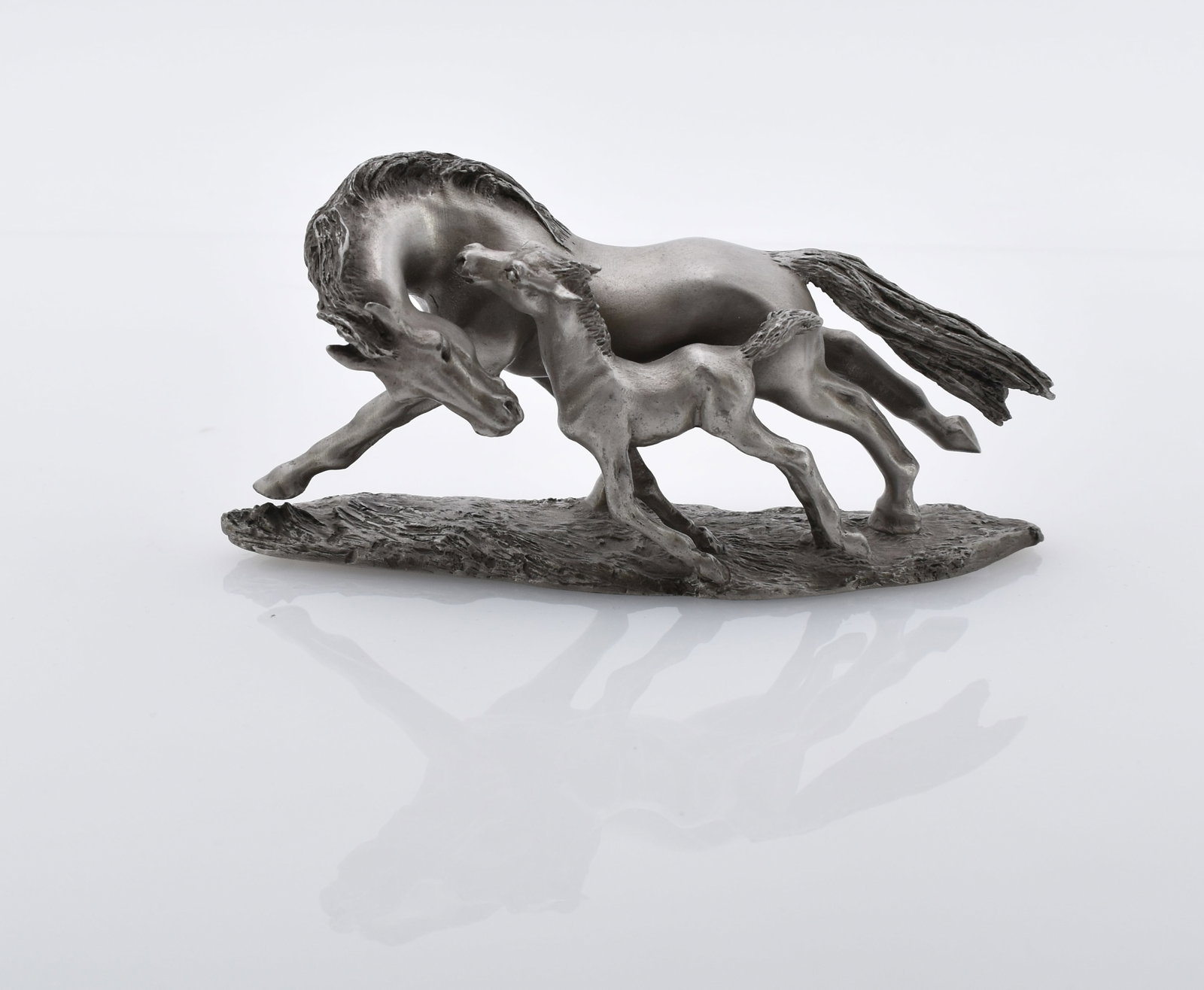 MacKean, Lorne, ''To the meadow'': MacKean, Lorne - ''To the meadow'' (born 1939) Pewter. Inscribed, signed and dated ''1981'' on the bottom. 7.5 x 16 cm. // MacKean, Lorne ''To the meadow'' (geb. 1939) Zinn. Am Boden bez., sign. und d