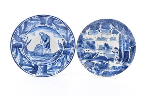 Zwei Teller mit Blaumalerei, 19. Jh.: Two plates with blue painting - 19th century. Cavalier with his hunting dogs in a landscape and fisherman with a fish trap in the water. White ground glazed faience. D. 22 and 24,5 cm. - One with glue