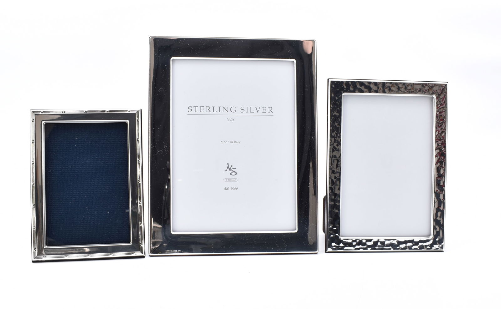 Drei Photorahmen, Italien, 20. Jh.: Three photo frames - Italy, 20th century. Rectangular, one with hammered decoration, one smooth, one with cross band. Silver. All with provincial stamp and fineness ''925''. Picture dimensions 13 x 9