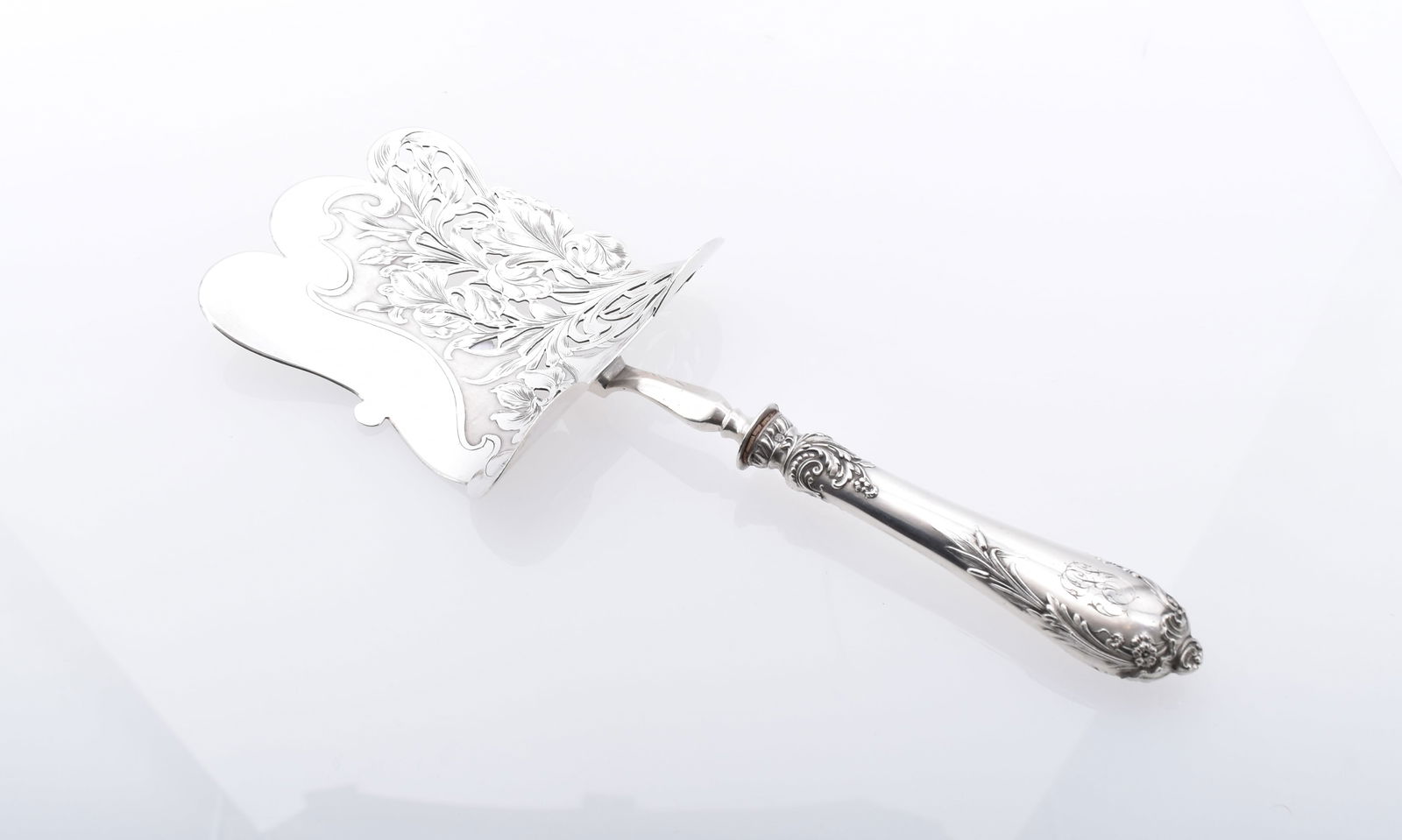 Spargelheber, Paris, Alphonse Debain - um 1900: Asparagus lifter . Paris, Alphonse Debain - around 1900 Fully sculpted handle with tendrils in relief and monogram engraving, the bowl rectangular and with a curved outline, mostly open with iris deco