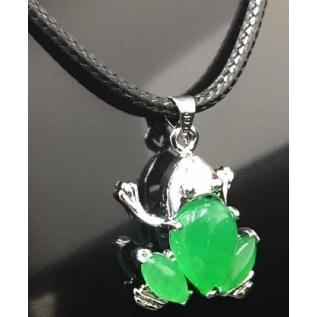 Elegant Ladies Green Jade Frog Pendant Necklace: Elegant Ladies Green Jade Frog Pendant Necklace. See Photos For Further Inquiry.Â