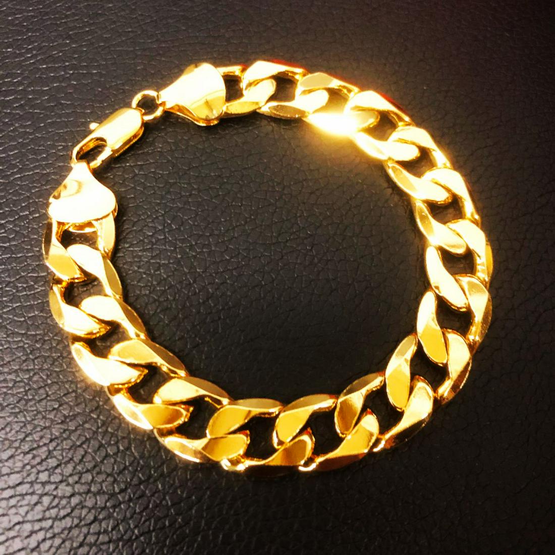 Mens Gold Tone Cuban Link Chain Bracelet: Mens Gold Tone Cuban Link Chain Bracelet. View Photos For Further Details.