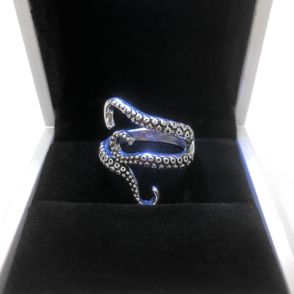 925 Silver Octopus Ladies Ring: 925 Silver Octopus Ladies Ring. A Picture Cannot Capture The Complex And Diverse Beauty Of This Ring. Being A Symbol Of A Spirited Individual Who Has The Ability To Achieve Their Goals By Using Unorth