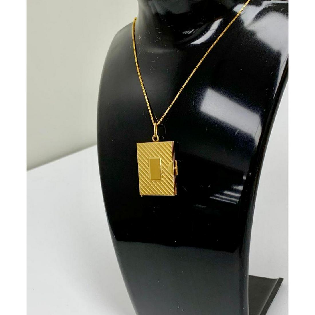 10K Gold Necklace, with a Solid 14K Gold Pendant: A very unique 10K Gold Necklace, with a Solid 14K Gold Pendant. This piece has been kept in great condition, and still holds that classic gold luster which all quality pieces portray. Please view phot